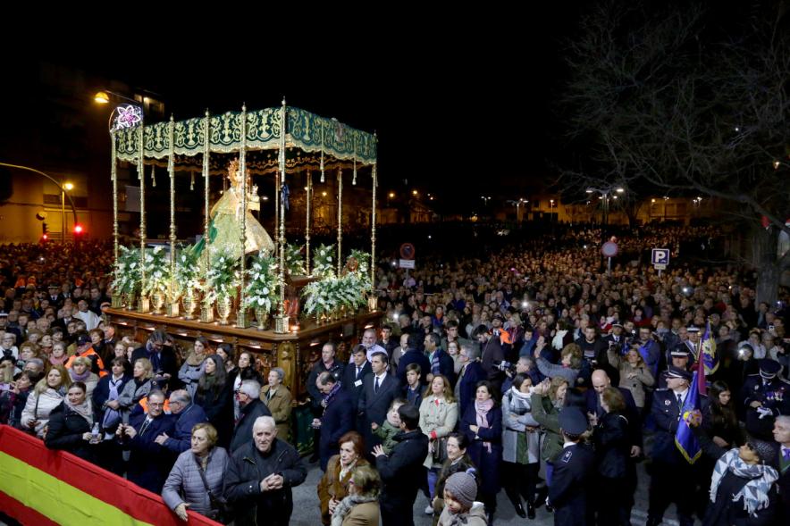 Procesión Virgen de la Paz 2018 - Los fieles con la Virgen.