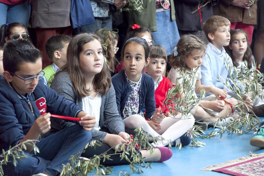 Semana Santa 2017 - Procesión de Domingo de Ramos - Imagen de niños esperando el momento de la bendición de las palmas.