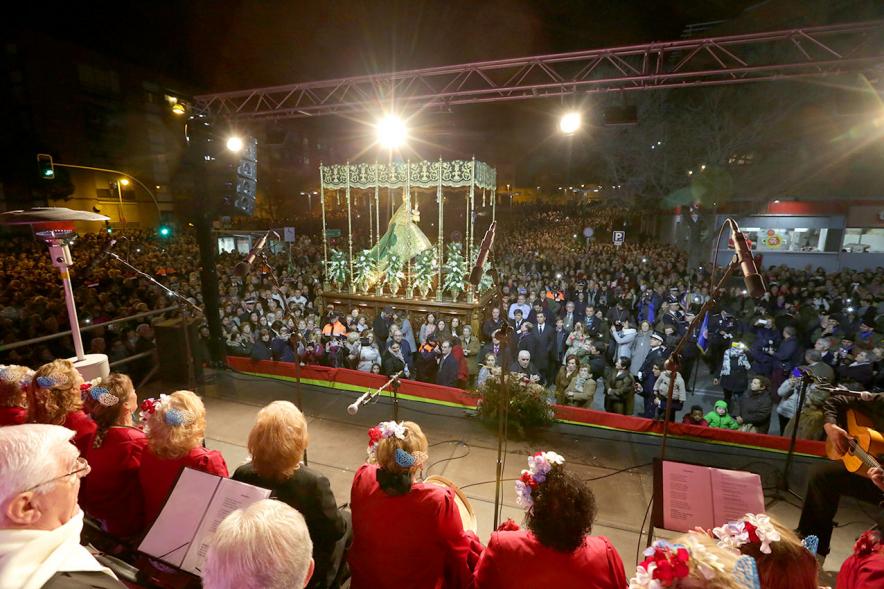 Procesión Virgen de la Paz 2018 - La coral y la Virgen de fondo.