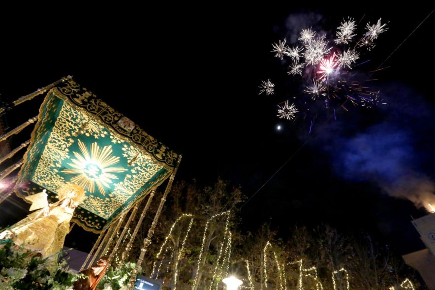 Procesión Virgen de la Paz 2018 -  Primer plano de la Virgen y el cielo iluminado.