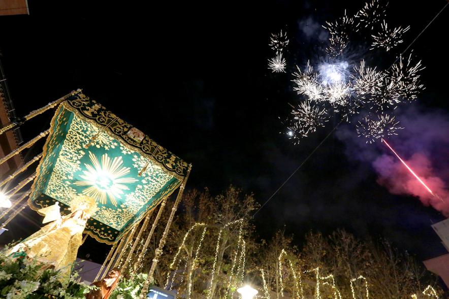 Procesión Virgen de la Paz 2018 - Primer plano de la Virgen y el cielo iluminado.