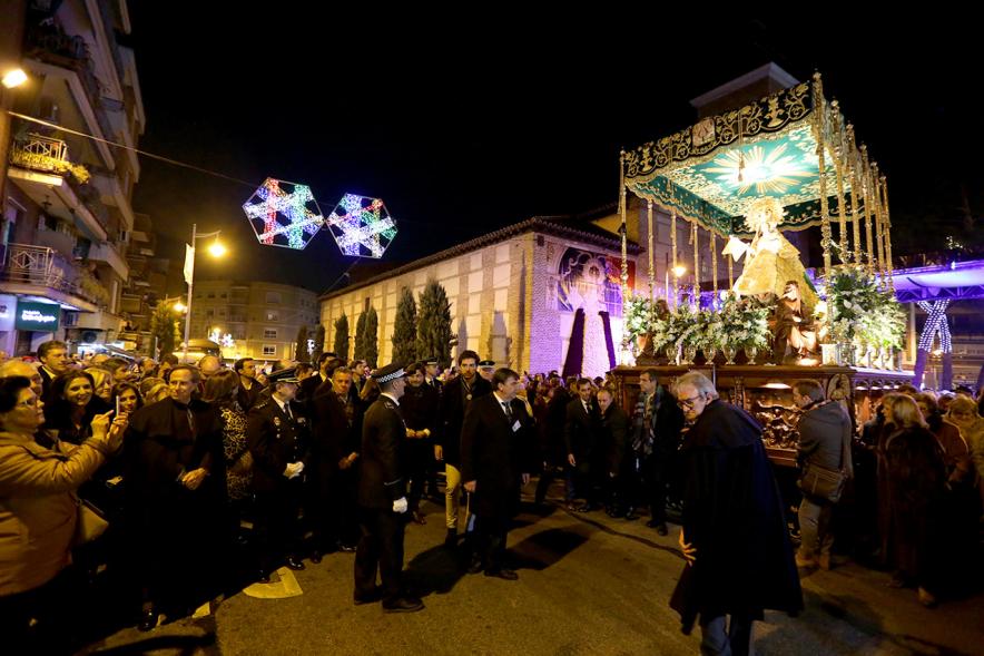 Procesión Virgen de la Paz 2018 -  Plano abierto de la Virgen y el público.