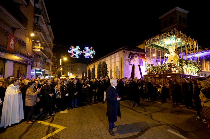 Procesión Virgen de la Paz 2018 -  Plano abierto de la Virgen y el público.
