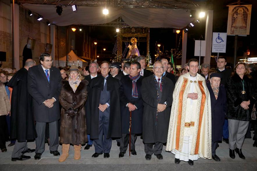 Procesión de la Virgen de La Paz 2017 - El sacerdote y los cofrades.