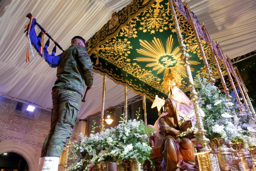 Procesión de la Virgen de La Paz 2017 - Un soldado toca la gaita.