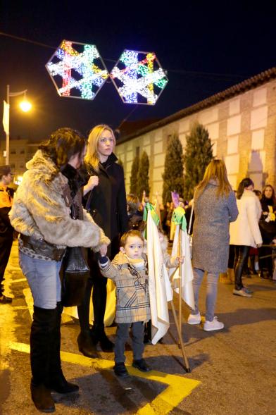 Procesión Virgen de la Paz 2018 - Una familia  con el estandarte.