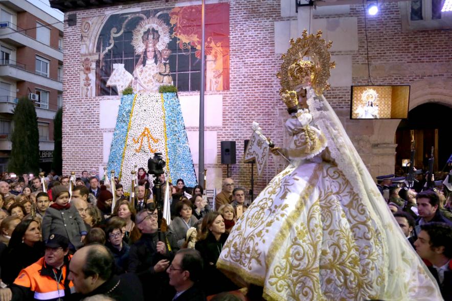 Procesión de la Virgen de La Paz 2017 -La Virgen y sus cofrades.