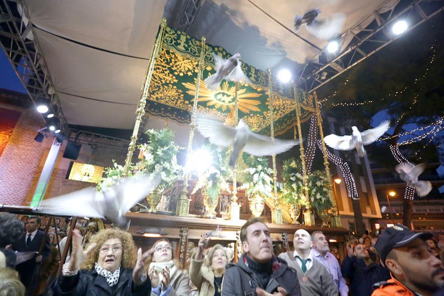 Procesión Virgen de la Paz 2018 -  La Virgen y  el público.