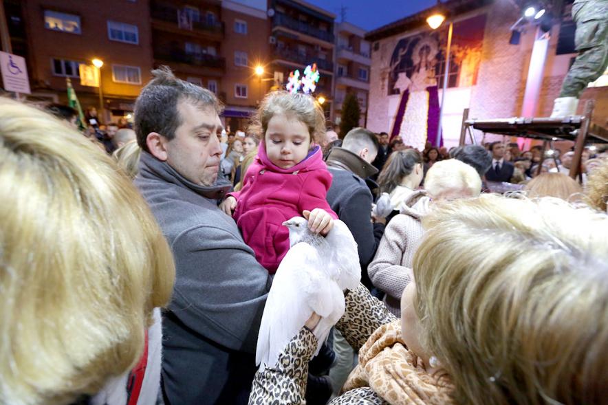 Procesión Virgen de la Paz 2018 - Imagen de una niña acariciando a la paloma 
