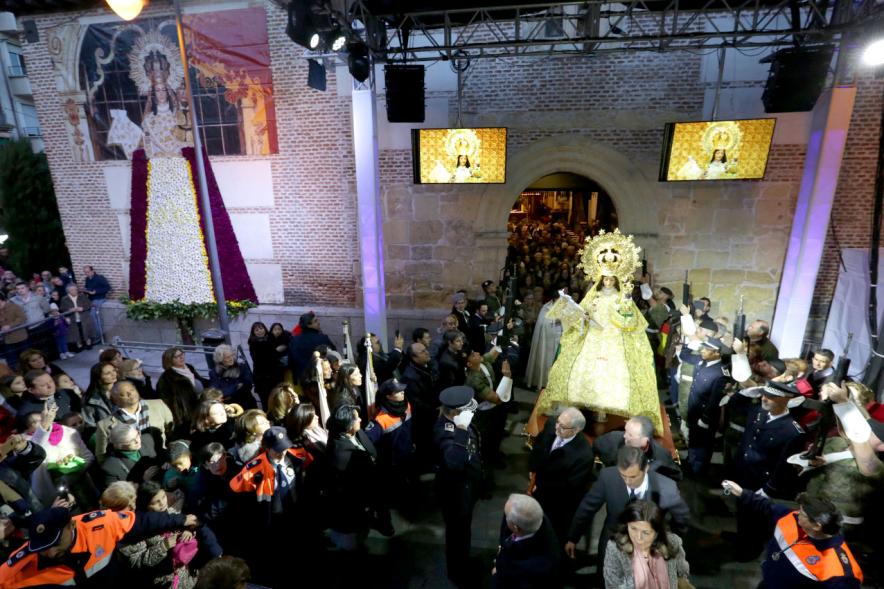 Procesión Virgen de la Paz 2018 - Plano cenital de la Virgen.