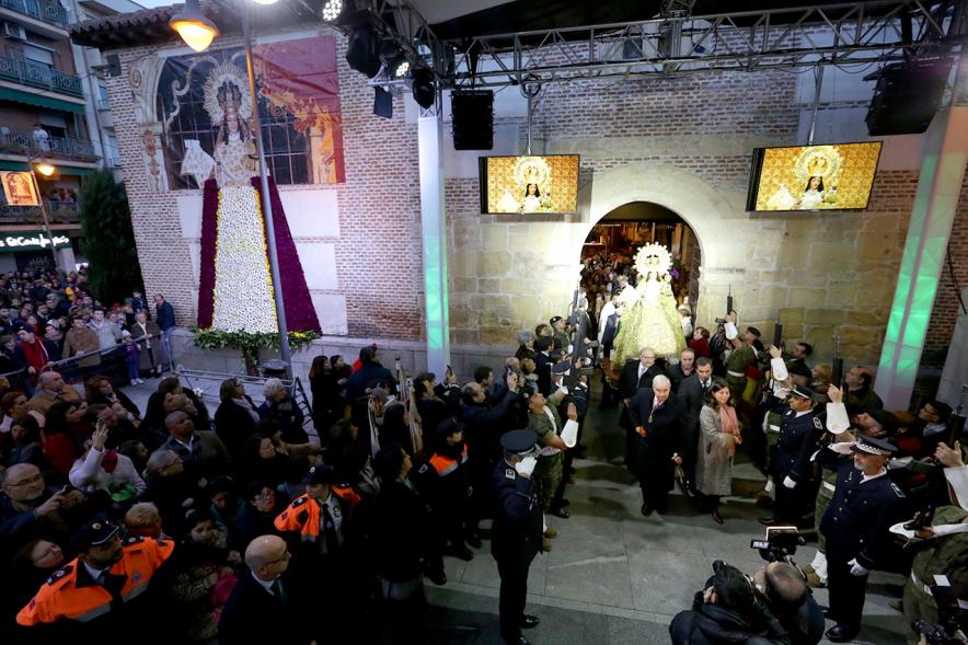 Procesión Virgen de la Paz 2018 - imagen de la formación militar a la salida de la Virgen.
