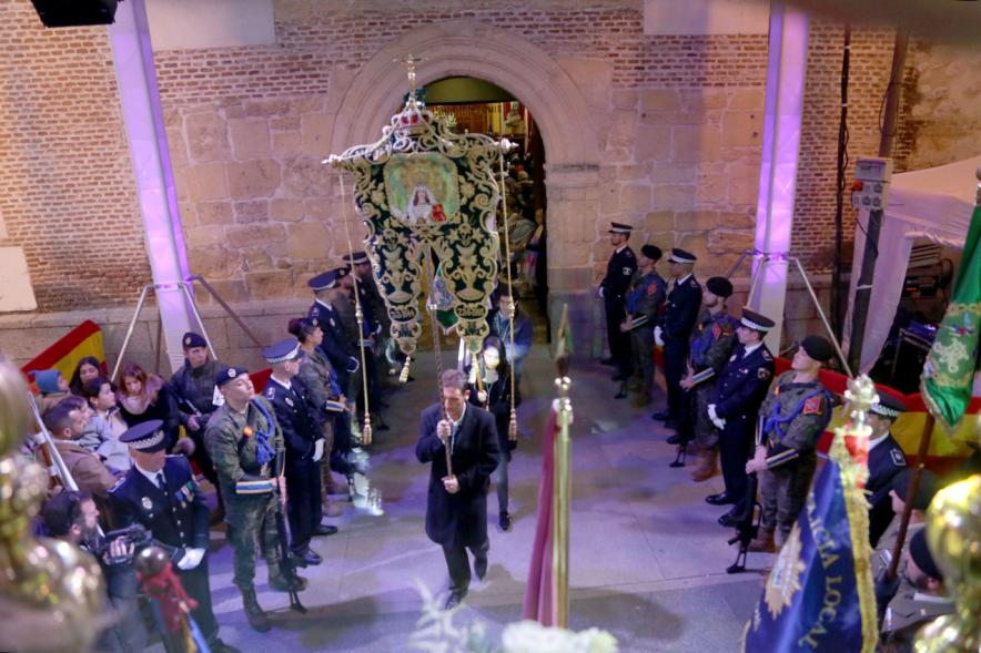 Fiestas Virgen de la Paz 2019 - Procesión Virgen de la Paz - Imagen de un momento de la procesión, de la salida de los estandartes de la iglesia.