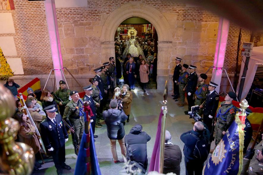 Fiestas Virgen de la Paz 2019 - Procesión Virgen de la Paz - Imagen de personas sacando en andas a la Virgen de la Paz de la iglesia.