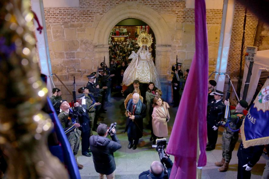 Fiestas Virgen de la Paz 2019 - Procesión Virgen de la Paz - Imagen de personas sacando en andas a la Virgen de la Paz de la iglesia.