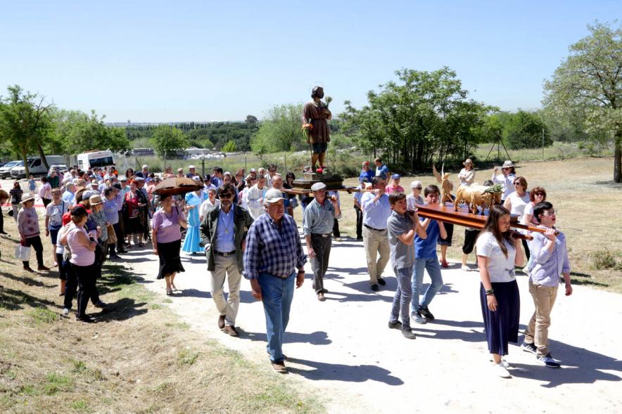 Romeros llevando la imagen del Santo