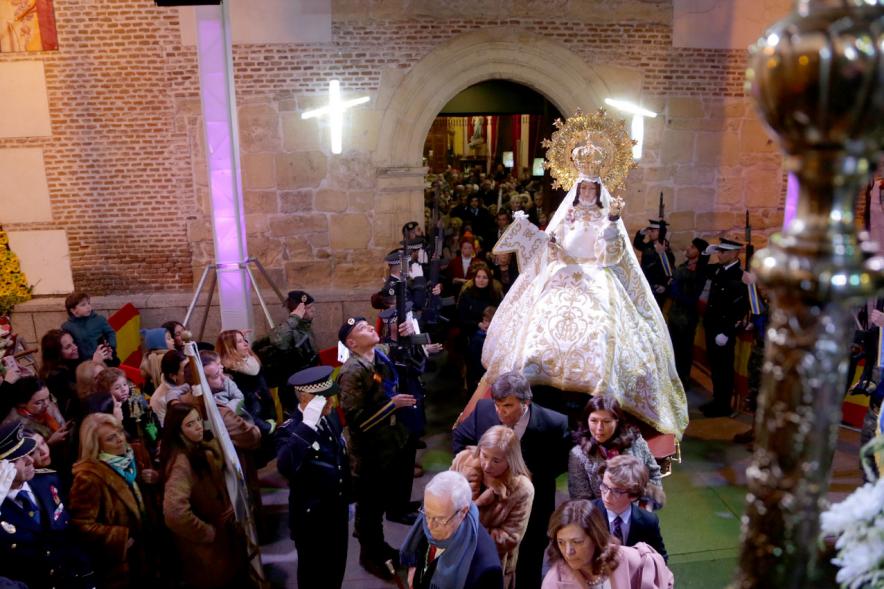 Fiestas Virgen de la Paz 2019 - Procesión Virgen de la Paz - Imagen de personas sacando en andas a la Virgen de la Paz de la iglesia.
