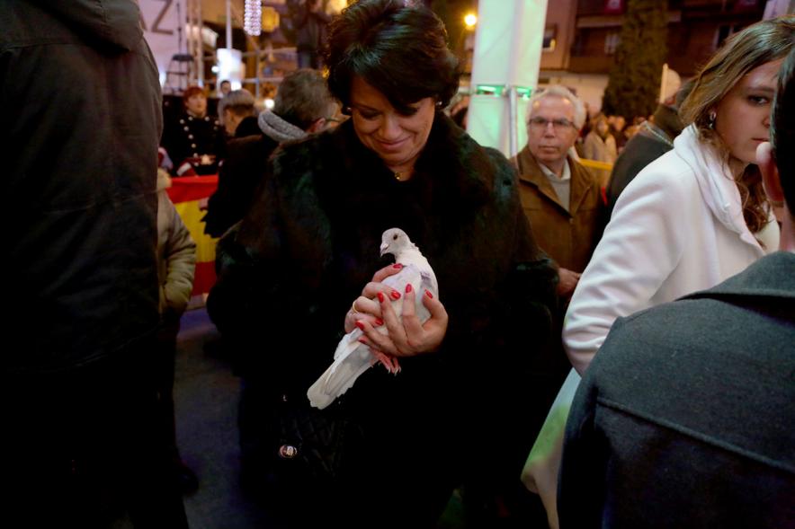 Fiestas Virgen de la Paz 2019 - Procesión Virgen de la Paz - Imagen de un momento de la procesión, donde vemos a una mujer que sujeta en sus manos una paloma blanca.