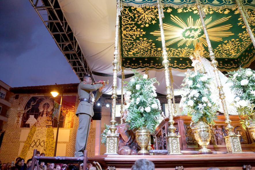 Fiestas Virgen de la Paz 2019 - Procesión Virgen de la Paz - Imagen de un soldado tocando la trompeta en frente de la Virgen de la Paz.