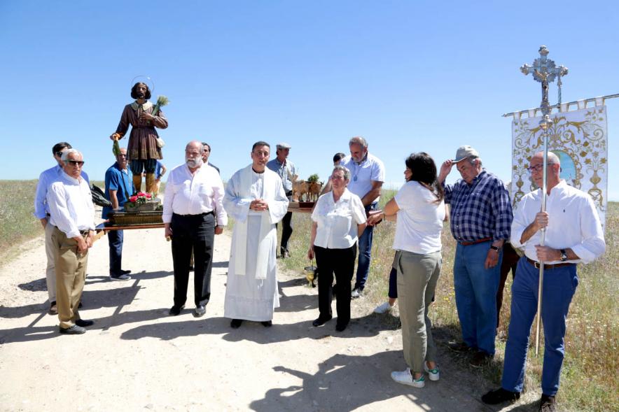 Representantes de la iglesia con portadores de la imagen