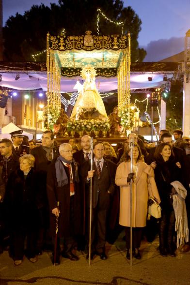 Fiestas Virgen de la Paz 2019 - Procesión Virgen de la Paz - Imagen de las autoridades civiles, entre ellas el alcalde García de Vinuesa delante del paso de la Virgen de la Paz. 