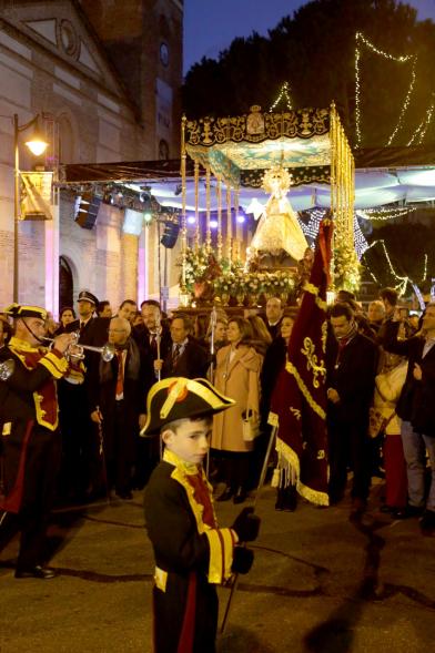 Fiestas Virgen de la Paz 2019 - Procesión Virgen de la Paz - Imagen de un músico de la Banda Municipal esta tocando la trompeta a la Virgen de la Paz.
