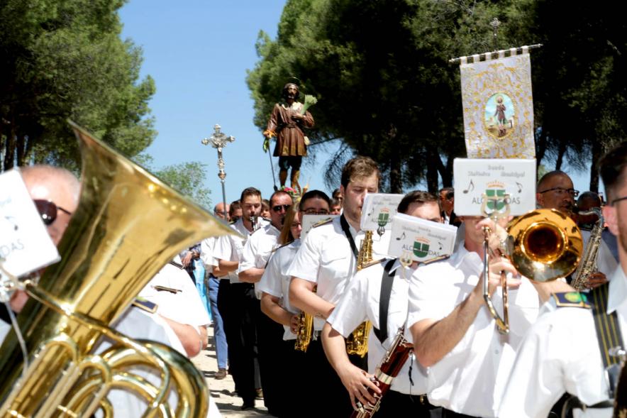 Banda de música con imagen del Santo al fondo