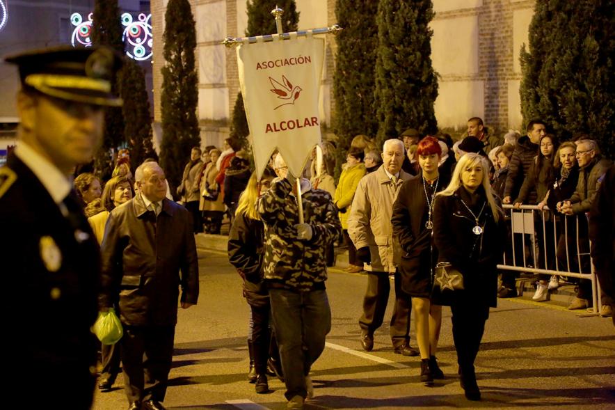Fiestas Virgen de la Paz 2019 - Procesión Virgen de la Paz - Imagen de un momento de la procesión, donde vemos el paso de la Asociación ALCOLAR precedida por su estandarte.