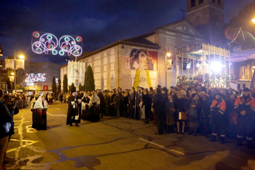 Fiestas Virgen de la Paz 2019 - Procesión Virgen de la Paz - Imagen de un momento de la procesión, donde vemos el paso de una de las Casas Regionales de Alcobendas precedida por su estandarte.
