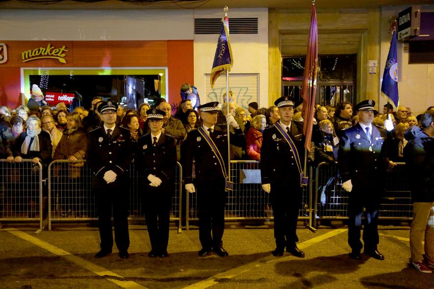 Fiestas Virgen de la Paz 2019 - Procesión Virgen de la Paz - Imagen de un momento de la procesión, donde vemos a la Policía Municipal con uniforme de gala y sus estandartes.