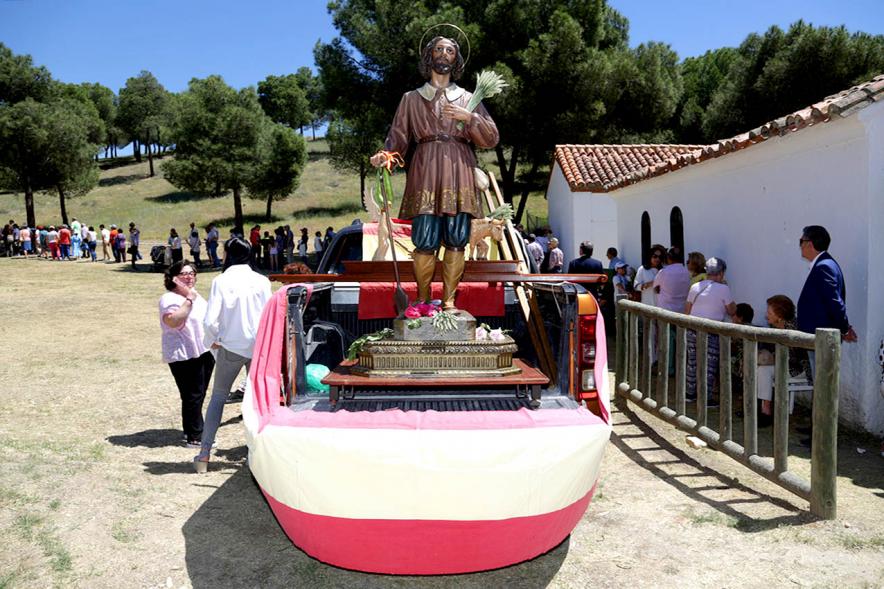 Imagen del Santo encima de un remolque listo para regresar hasta el año que viene
