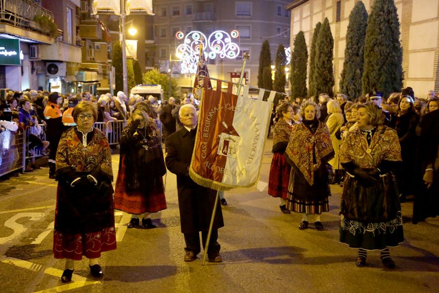 Fiestas Virgen de la Paz 2019 - Procesión Virgen de la Paz - Imagen de un momento de la procesión, donde vemos el paso de una de las Casas Regionales de Alcobendas precedida por su estandarte.