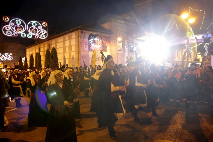 Fiestas Virgen de la Paz 2019 - Procesión Virgen de la Paz - Imagen de un momento de la procesión, donde vemos el paso de la banda de gaitas Lume de Biqueira.