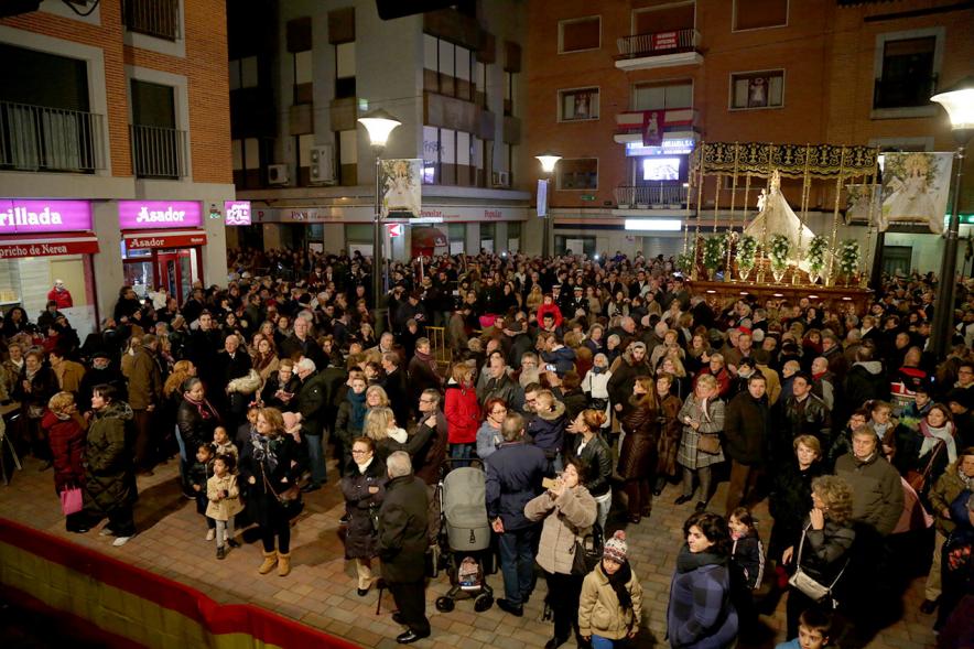 Fiestas Virgen de la Paz 2019 - Procesión Virgen de la Paz - Imagen de un momento de la procesión, donde vemos el paso de la Virgen de la Paz y al público asistente.