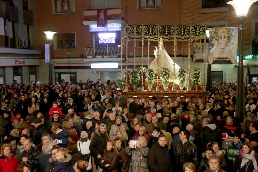 Fiestas Virgen de la Paz 2019 - Procesión Virgen de la Paz - Imagen de un momento de la procesión, donde vemos el paso de la Virgen de la Paz y al público asistente.