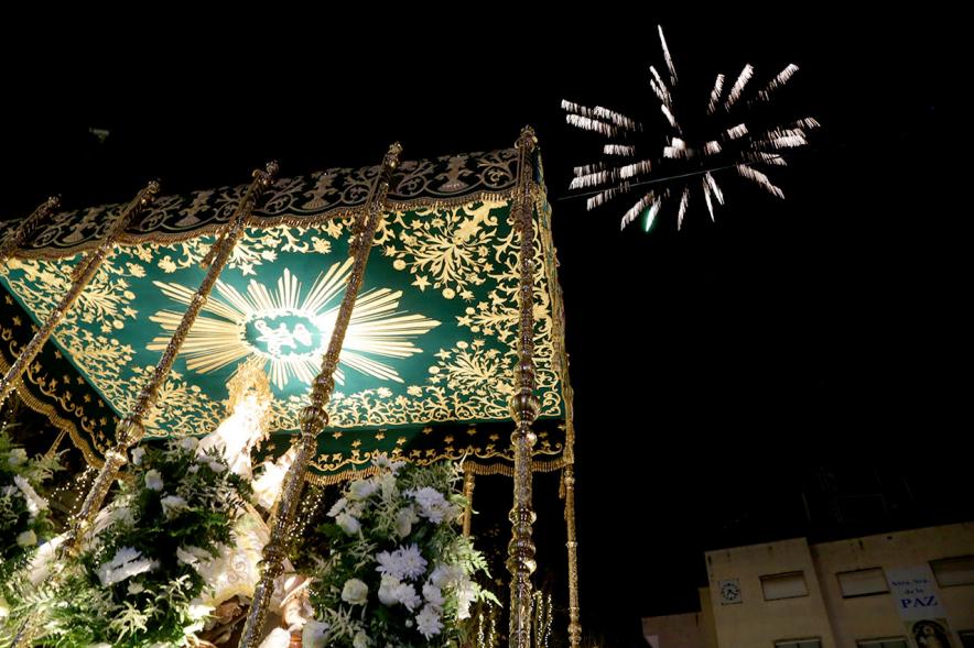 Fiestas Virgen de la Paz 2019 - Procesión Virgen de la Paz - Imagen de la Virgen de la Paz y en el cielo se ven los fuegos artificiales.