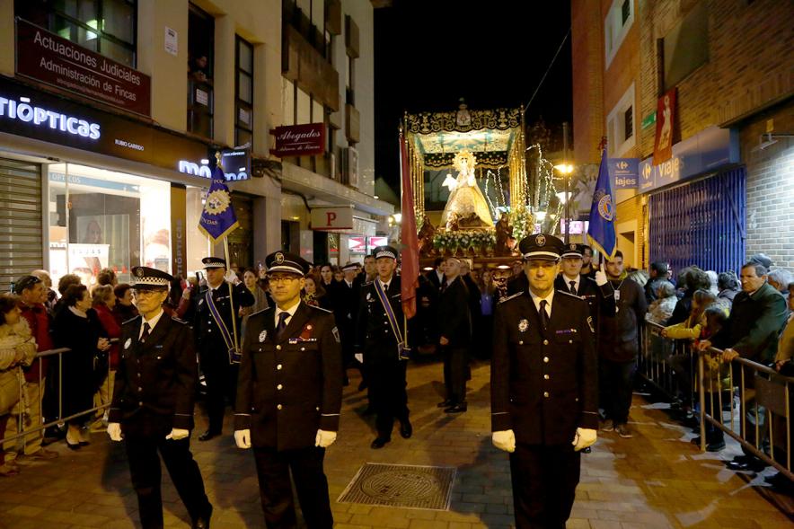 Fiestas Virgen de la Paz 2019 - Procesión Virgen de la Paz - Imagen de un momento de la procesión, donde vemos el paso de la Virgen de la Paz precedida por la Policía Municipal con uniforme de gala.