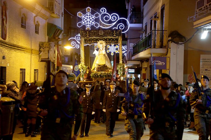 Fiestas Virgen de la Paz 2019 - Procesión Virgen de la Paz - Imagen de un momento de la procesión, donde vemos el paso de la Virgen de la Paz precedida por la Policía Municipal con uniforme de gala.
