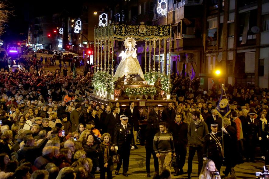 Fiestas Virgen de la Paz 2019 - Procesión Virgen de la Paz - Imagen lejana de un momento de la procesión, donde vemos el paso de la Virgen de la Paz precedida por la Policía Municipal con uniforme de gala.