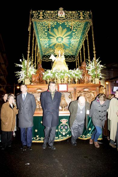 Costaleros llevando la Virgen. Procesión Virgen de la Paz 2020