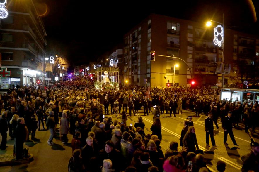 Fiestas Virgen de la Paz 2019 - Procesión Virgen de la Paz - Imagen de un momento de la procesión, donde vemos el paso de la Virgen de la Paz precedida por la Policía Municipal con uniforme de gala.