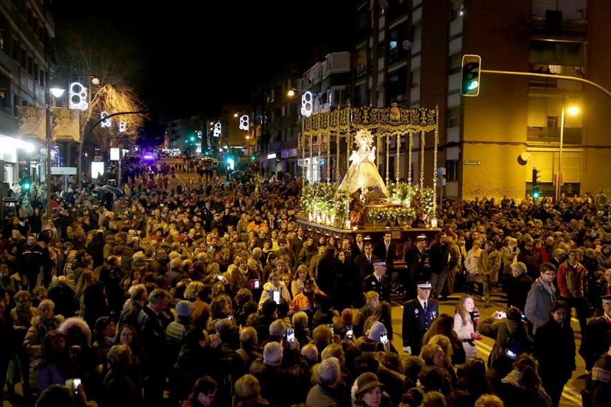Fiestas Virgen de la Paz 2019 - Procesión Virgen de la Paz - Imagen de un momento de la procesión, donde vemos el paso de la Virgen de la Paz y al público asistente.