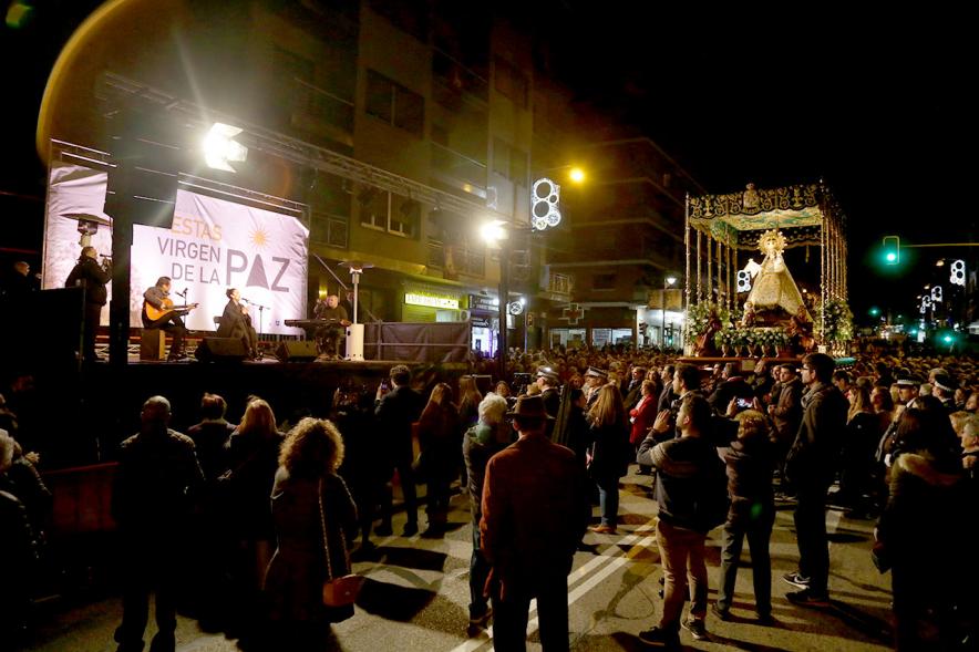 Fiestas Virgen de la Paz 2019 - Procesión Virgen de la Paz - Imagen de un momento de la procesión, donde vemos una parada de la Virgen de la Paz donde la están cantando una saeta.