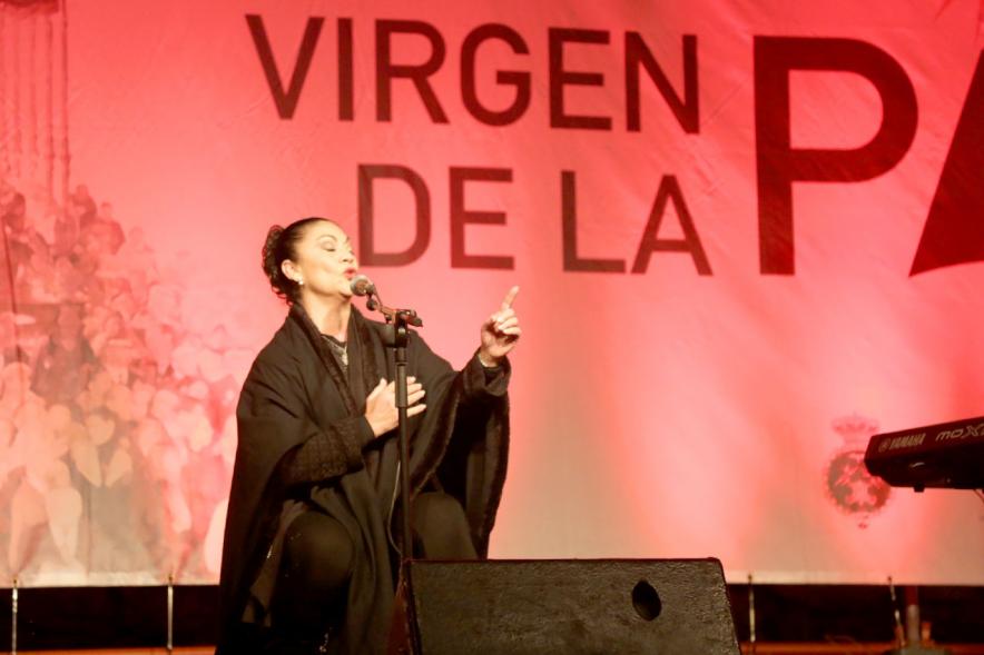 Fiestas Virgen de la Paz 2019 - Procesión Virgen de la Paz - Imagen primer plano de la cantante que esta actuando para la  Virgen de la Paz. 
