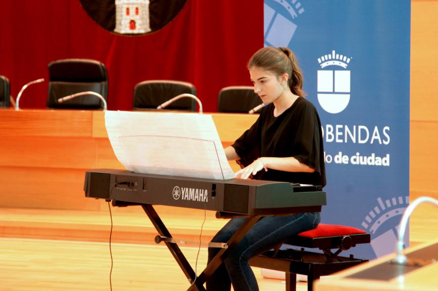 Reconocimiento a Profesores Jubilados - Joven al piano.