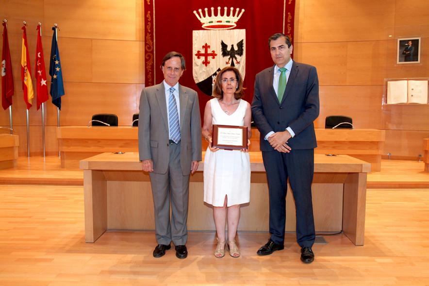 Reconocimiento a Profesores Jubilados - Posado de las autoridades con una  profesora homenajeada.