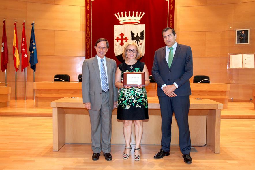 Reconocimiento a Profesores Jubilados - Las autoridades con una profesora homenajeada.
