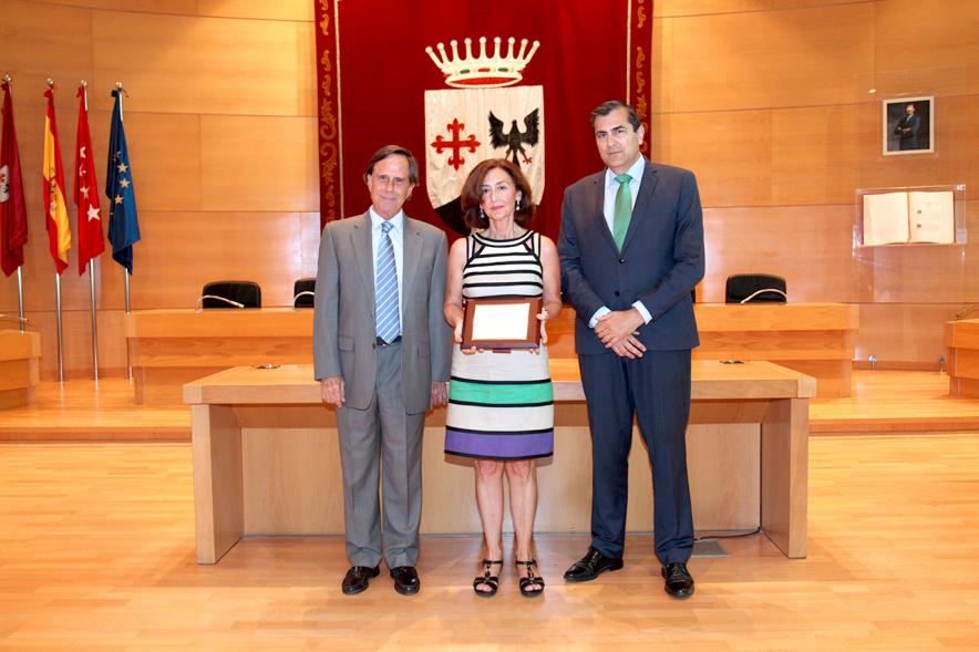 Reconocimiento a Profesores Jubilados - Las autoridades con una profesora homenajeada.