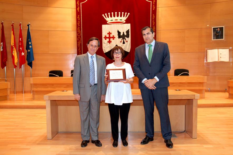 Reconocimiento a Profesores Jubilados - Las autoridades con una profesora homenajeada.