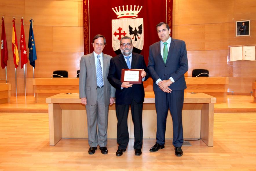 Reconocimiento a Profesores Jubilados -Las autoridades con un profesor homenajeado.