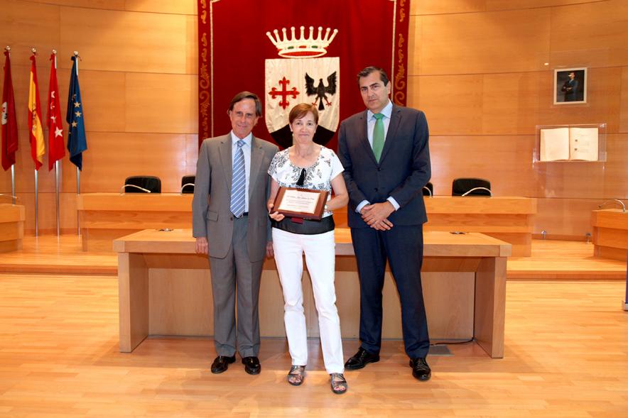 Reconocimiento a Profesores Jubilados - Las autoridades con una profesora homenajeada.